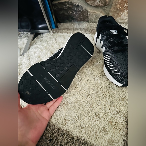 ADIDAS swift run 22 running shoes. Size 6. Excellent condition. - Picture 6 of 8